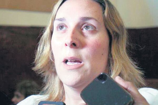 Jésica Gopar acusa al Gobierno de desamparar a los familiares de los submarinistas.