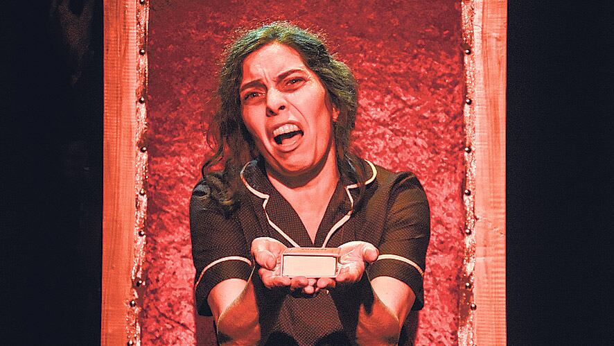 Como María, Kantor debe superar una prueba cada vez más difícil ante el tribunal rabínico.