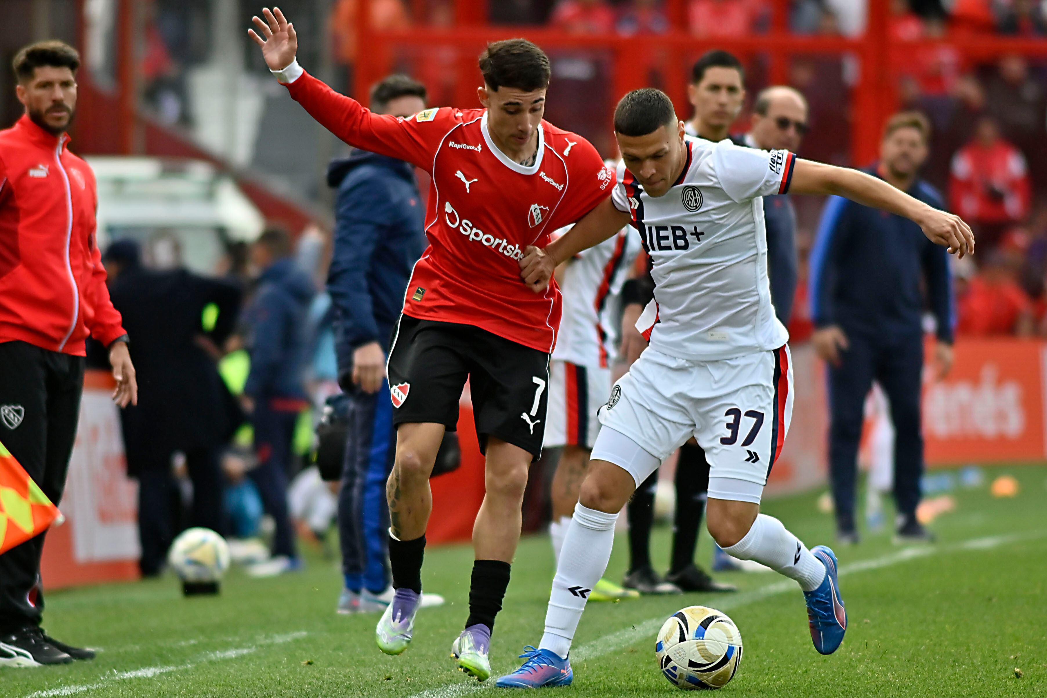 Santiago Montiel y Elías Báez se disputan la pelota en Avellaneda