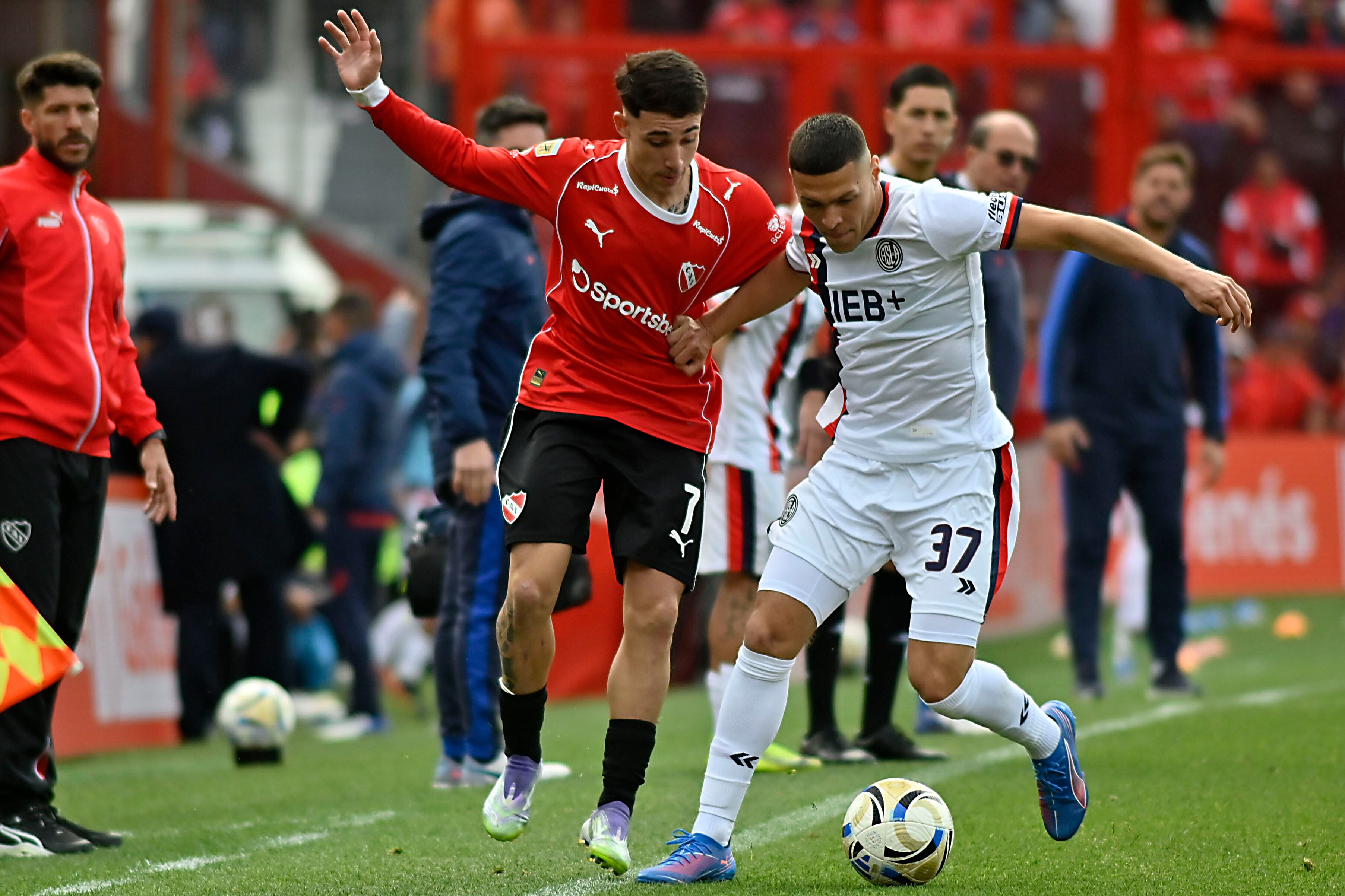 Santiago Montiel y Elías Báez se disputan la pelota en Avellaneda