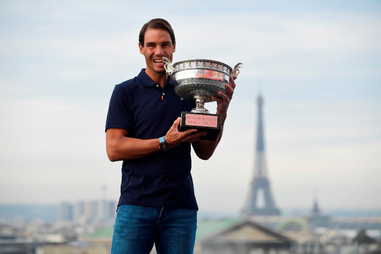 Rafa Nadal, muerde la Copa de los Mosqueteros en París.