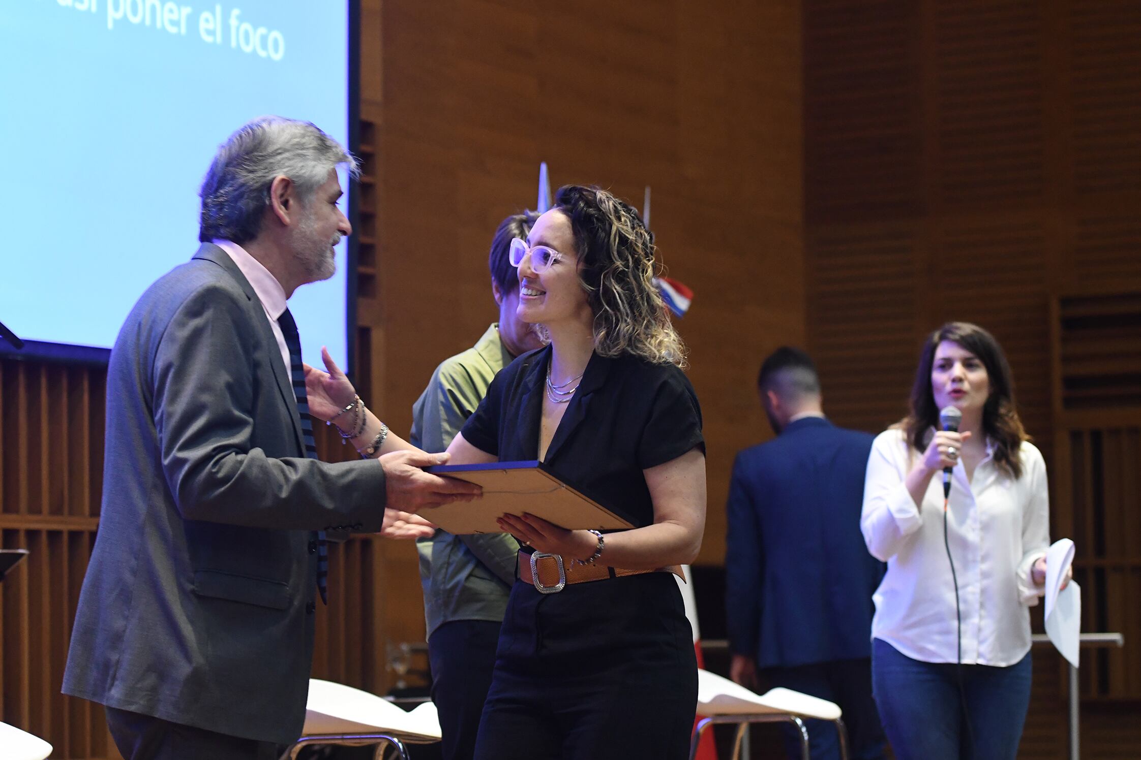 Cecilia Apaldetti recibe su premio.