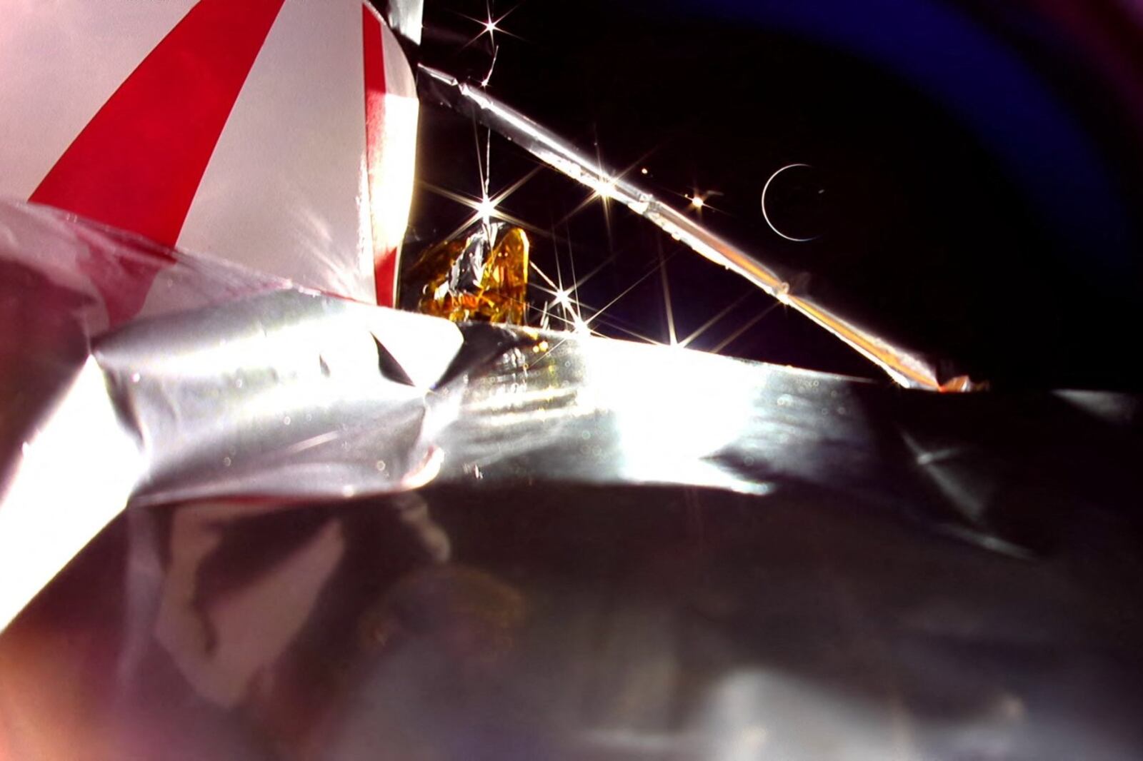 Imagen tomada por el Peregrine donde se ve la Tierra oscurecida.