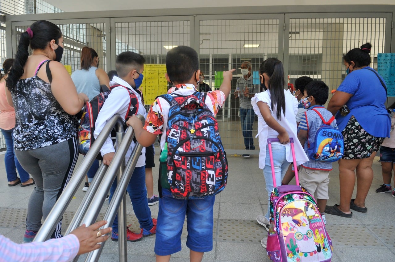 "Necesito un mes para conseguir el turno médico que acredite que mi suegra es de riesgo, pero me dicen que empiezan a correrle las faltas y puede quedar libre. encima me amenazan con que puede perder la vacante", protesta Claudia.