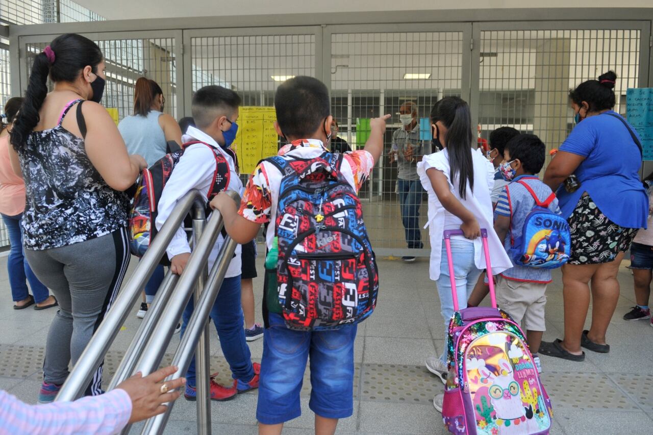 "Necesito un mes para conseguir el turno médico que acredite que mi suegra es de riesgo, pero me dicen que empiezan a correrle las faltas y puede quedar libre. encima me amenazan con que puede perder la vacante", protesta Claudia.