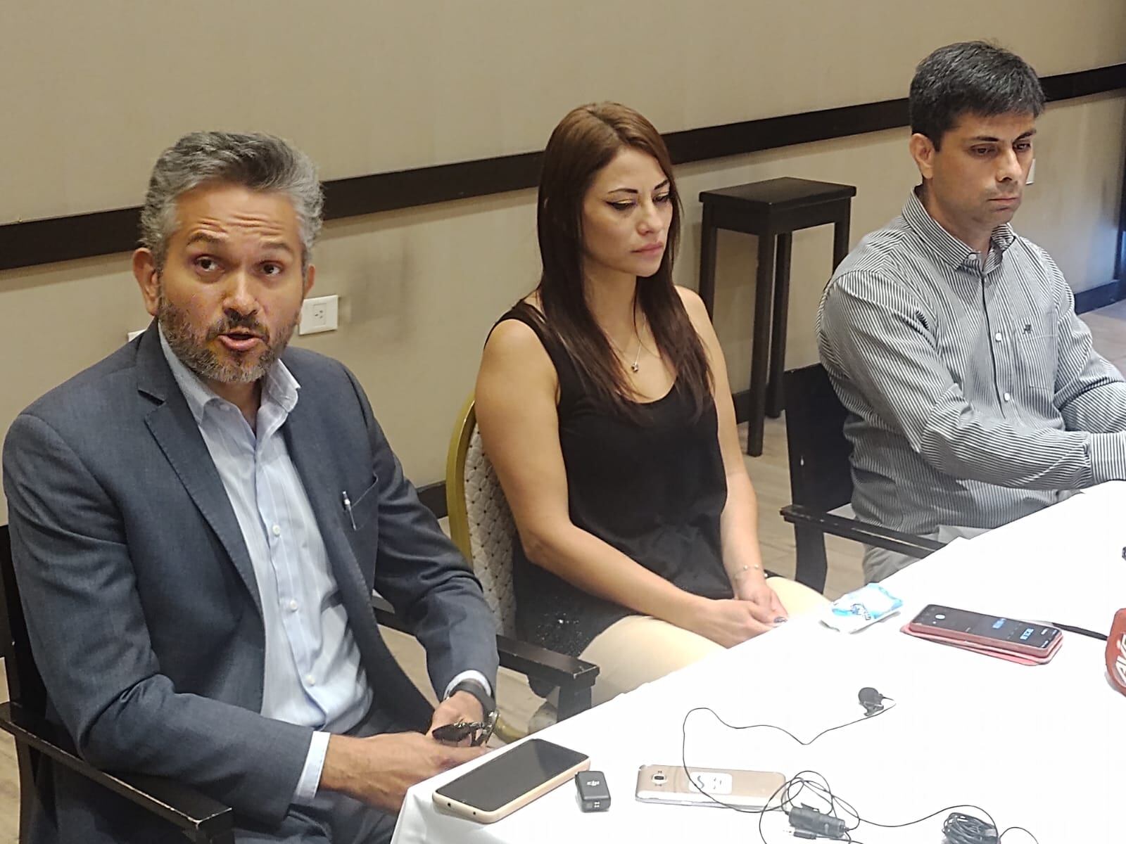 Iván Sarquís, abogado, junto a la familia de Rojas. 