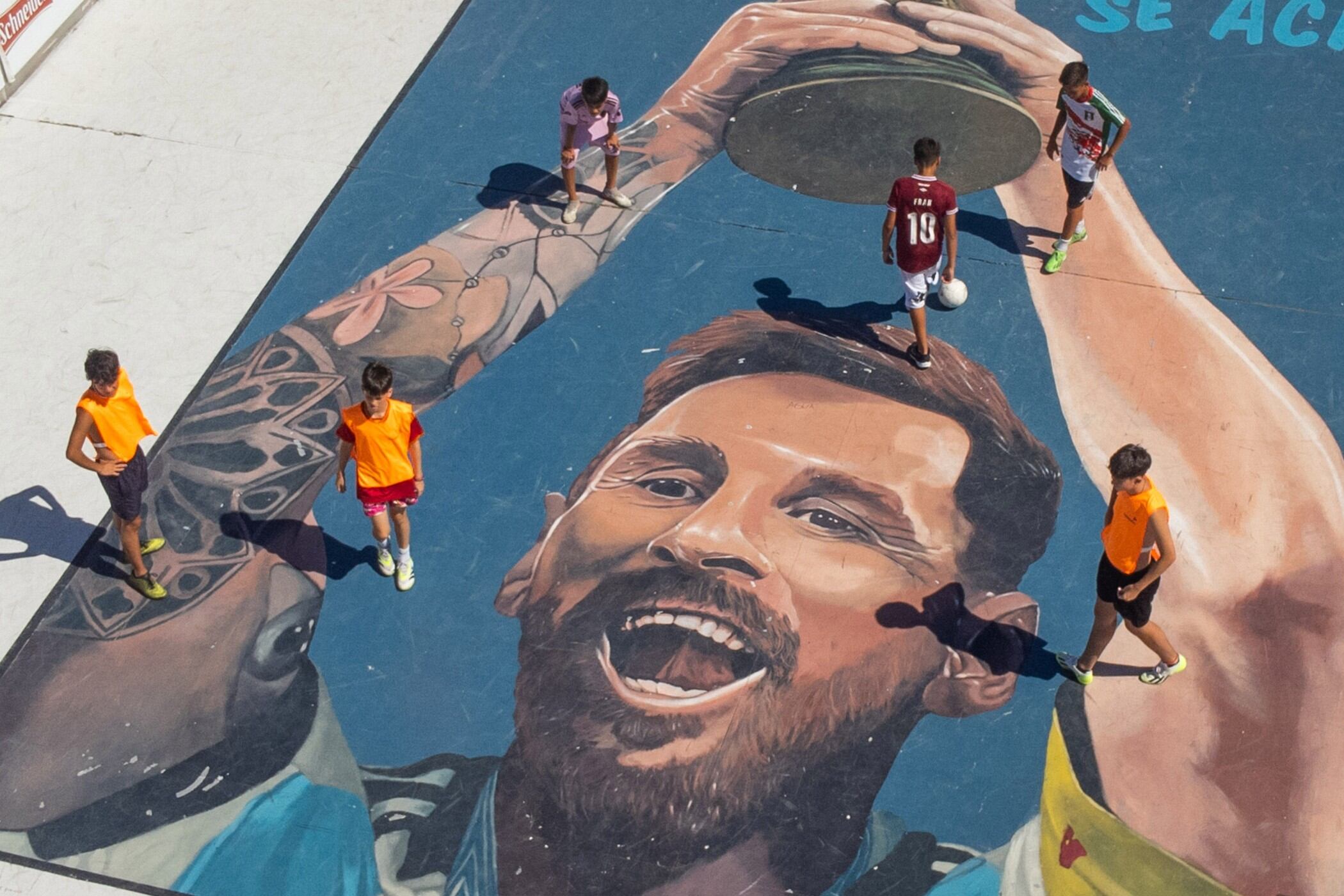 Dos artistas pintaron un mural gigante de Lionel Messi a metros de una playa de Mar del Plata.