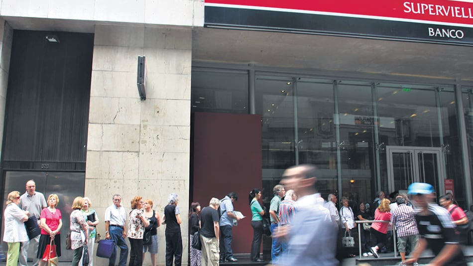 Pese a las tasas altas, la demanda minorista de dólares no se detiene.