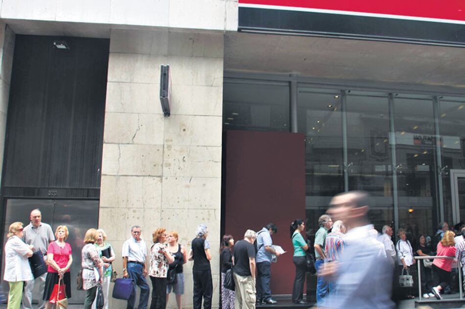 Pese a las tasas altas, la demanda minorista de dólares no se detiene.