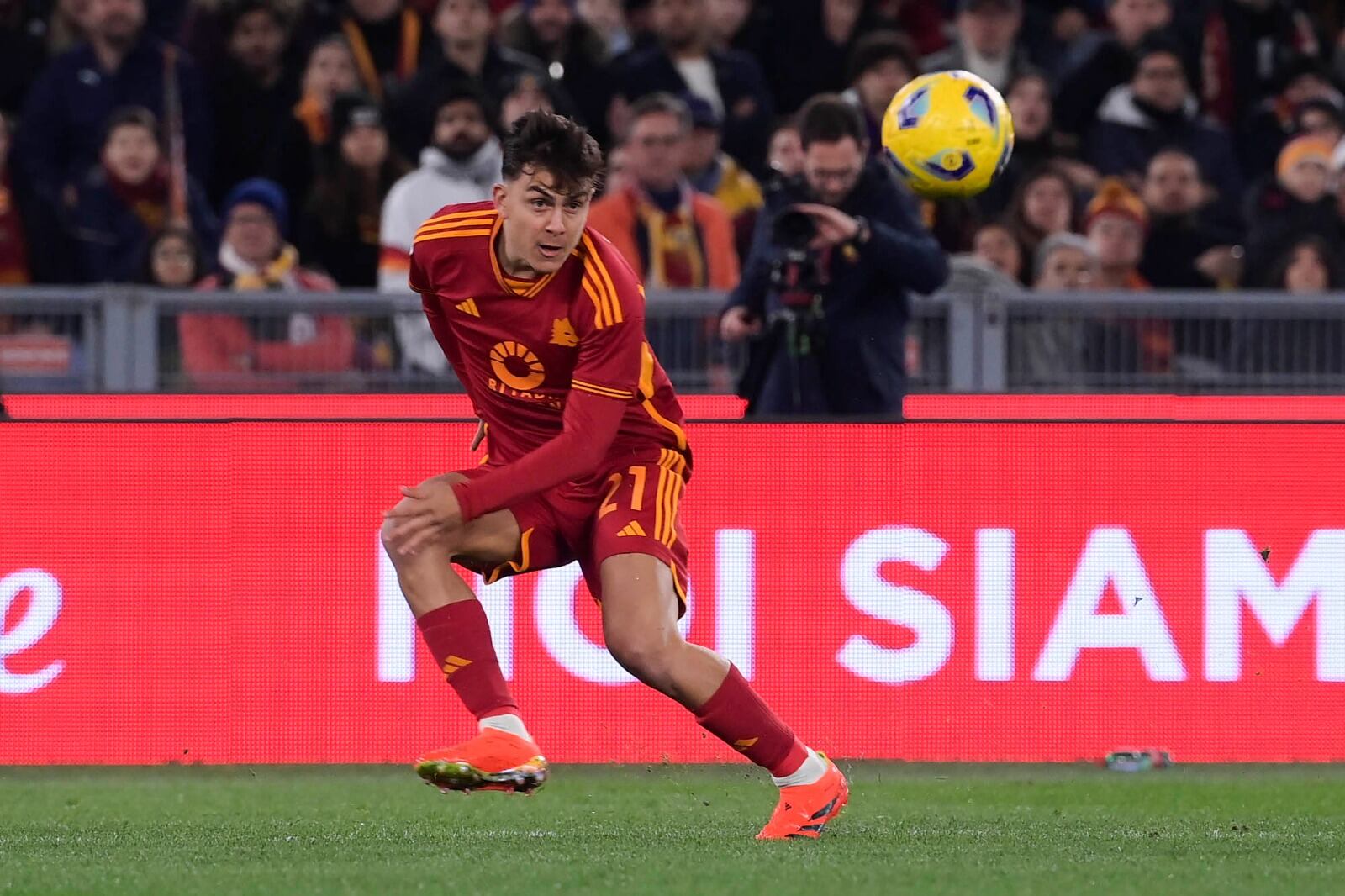 El cordobés Dybala estuvo 25 minutos en cancha y salió lesionado