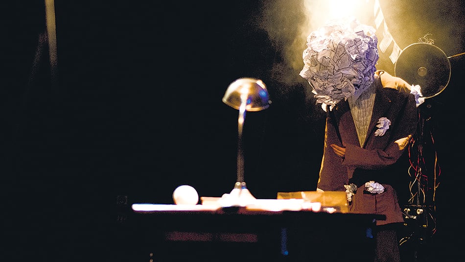 La obra pone el lenguaje en crisis y da en la llaga de la sociedad contemporánea.