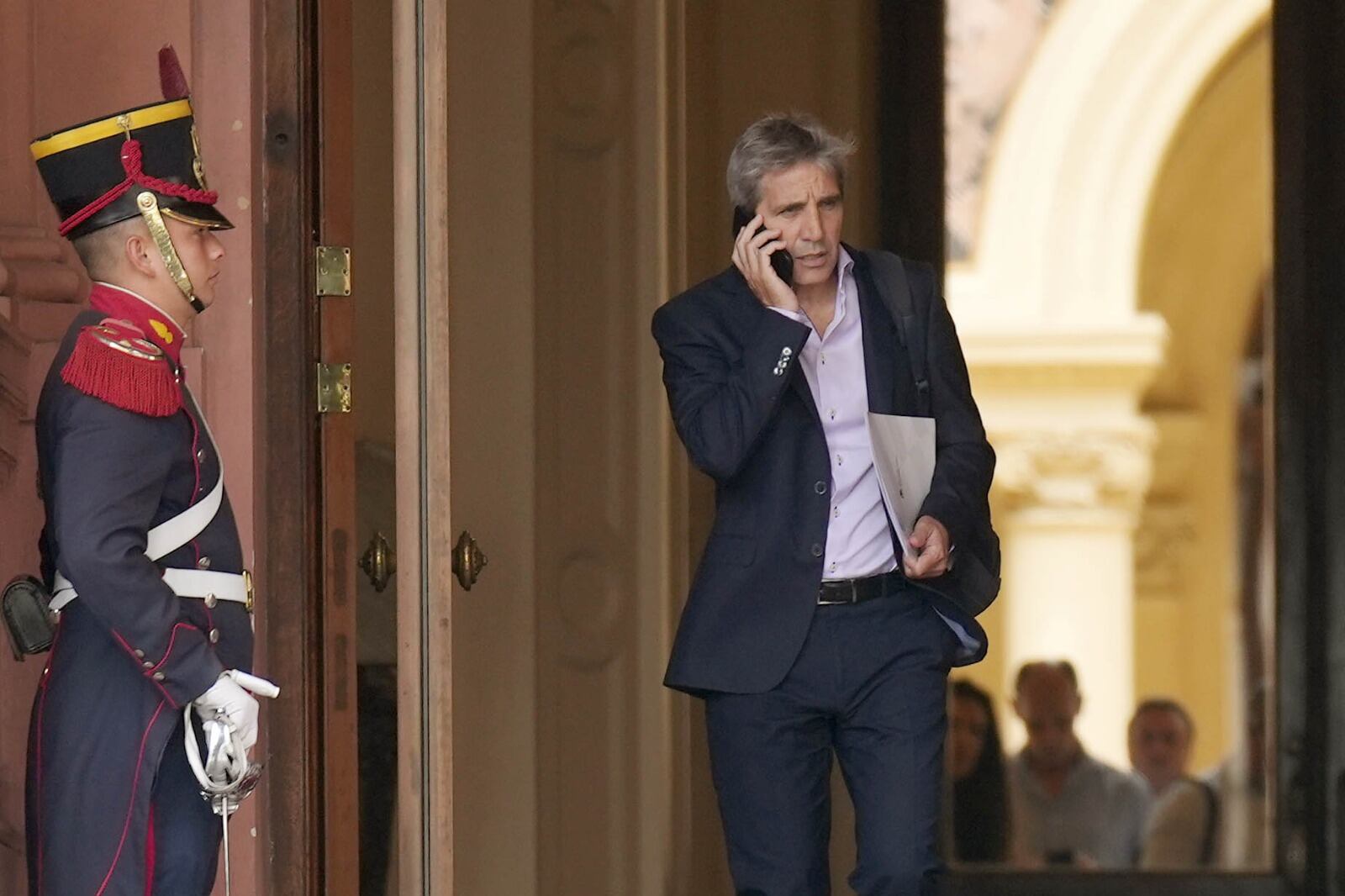 Luis Caputo anunció un paquete de medidas ortodoxas y fuertemente inflacionarias