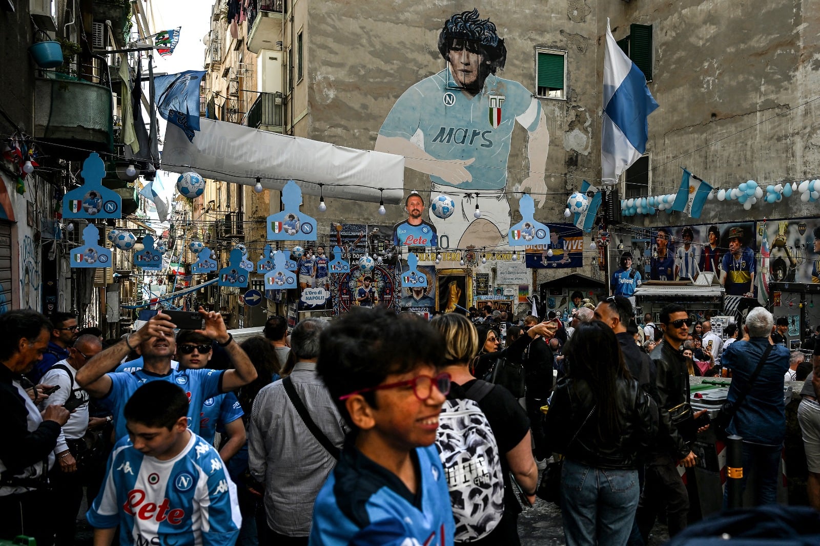 Con el mural de Diego de fondo, el pueblo napolitano palpita otro Scudetto