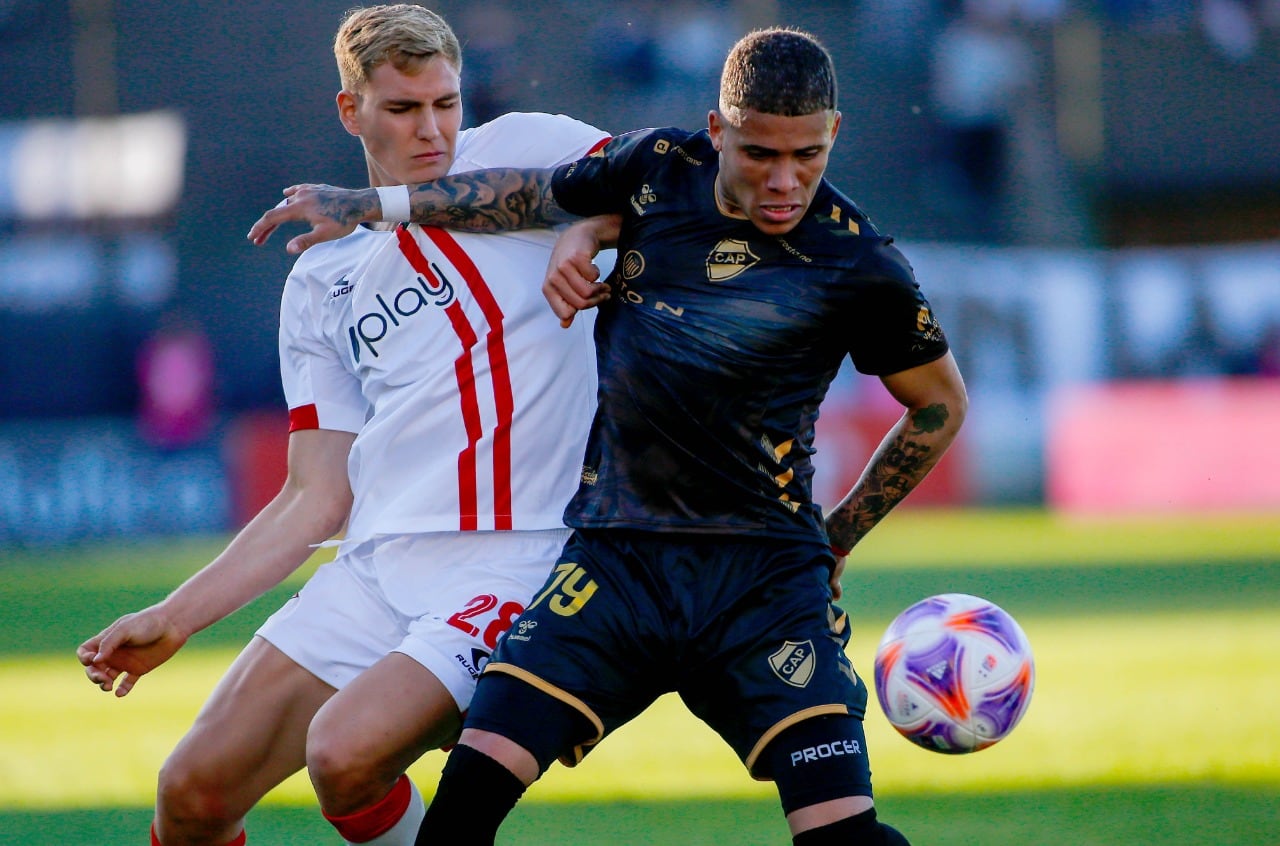 Costa cubre la pelota ante Pellegrino; sin ventaja entre el Calamar y el Pincha