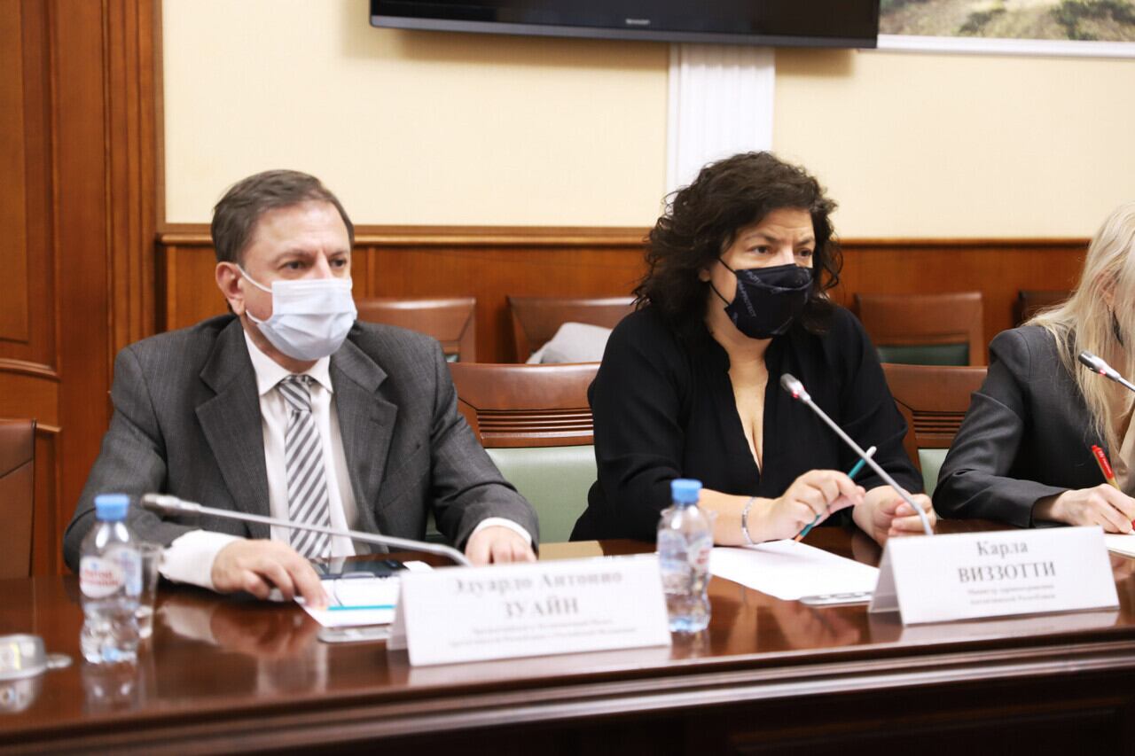 Vizzotti junto a su homólogo ruso, en Moscú.