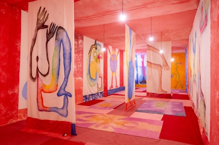 El trabajo de Eceiza se expande por cada rincón de la sala.