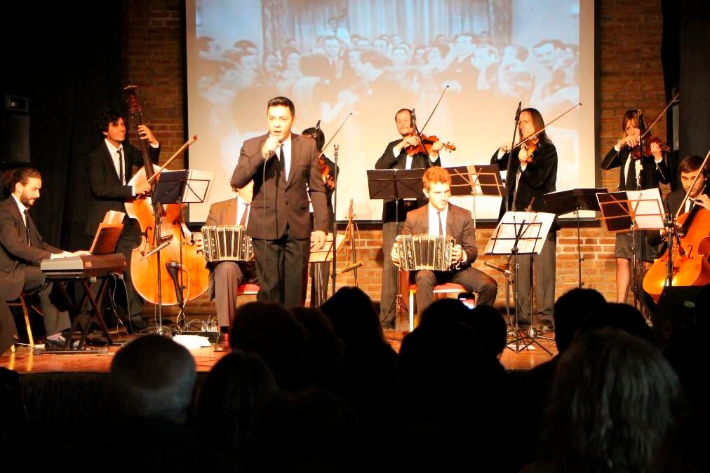 La Orquesta Municipal de Tango de Cañada de Gómez, que tocó el Himno Nacional delante del presidente Alberto Fernández.