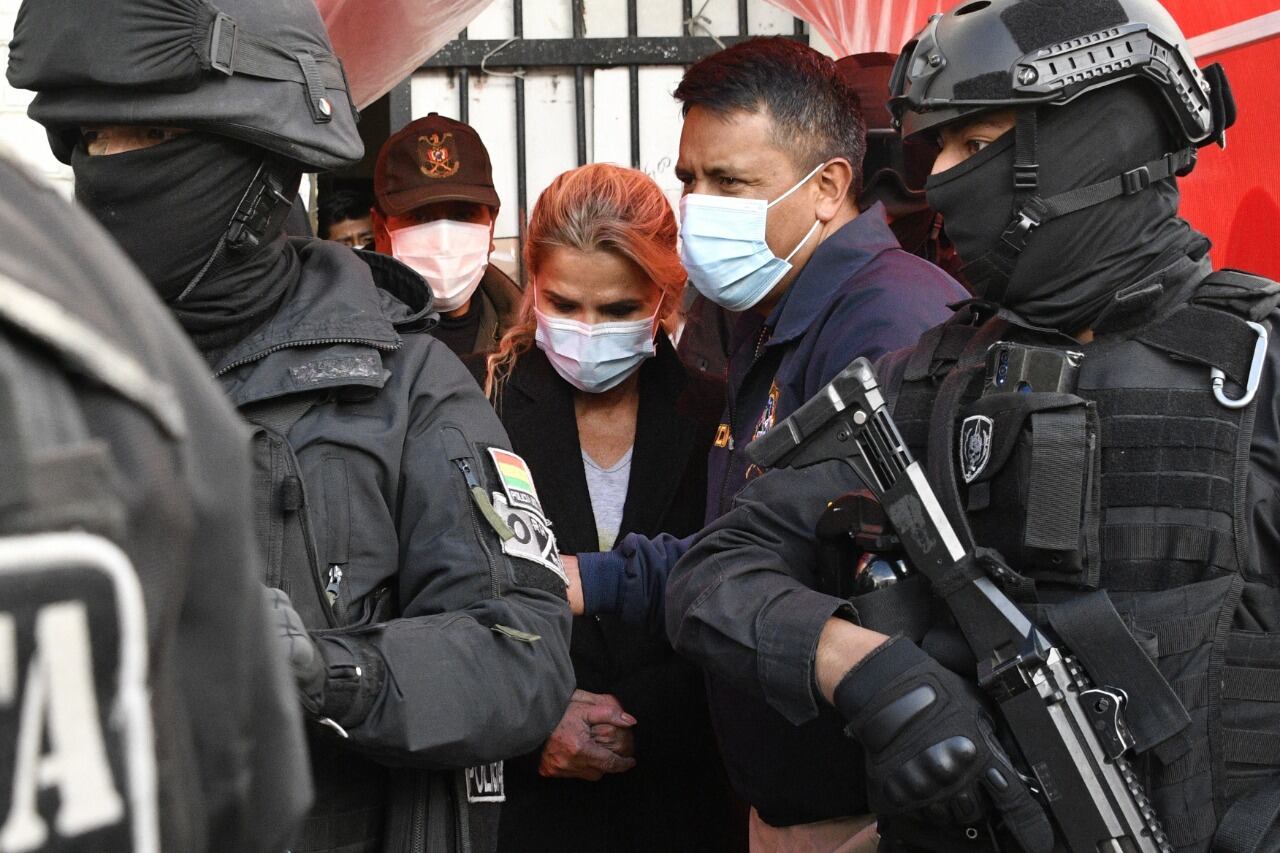 Tras su detención, Añez es escoltada miembros de la Fuerza Especial de Lucha Contra el Crimen en La Paz.