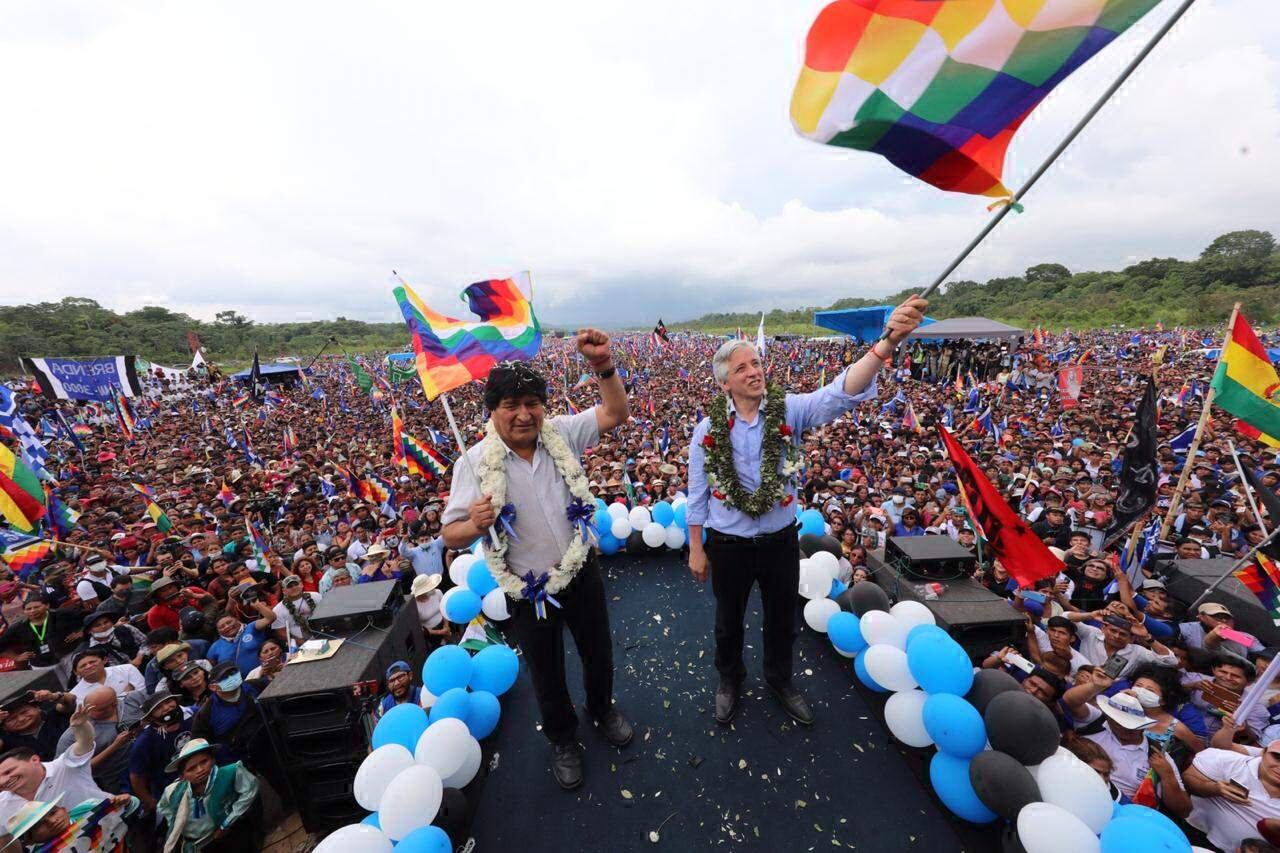 Evo Morales y Alvaro García Linera saludan a sus seguidores en el aeropuerto de Chimoré.