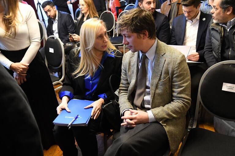 La secretaria de la presidencia, Karina Milei, y el asesor, Santiago Caputo.