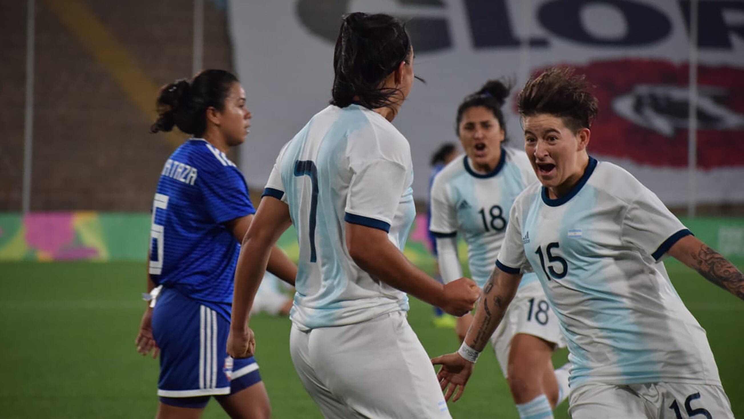 Las chicas festejan uno de los tres goles ante Paraguay.