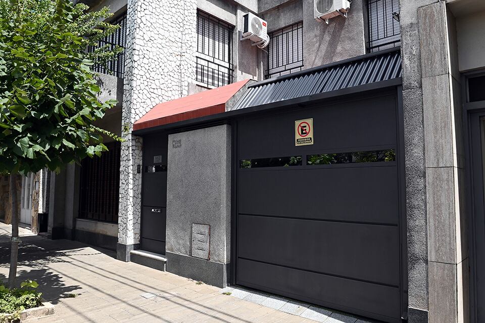 El frente de una de las casas allanadas, en Larrea al 1400. 