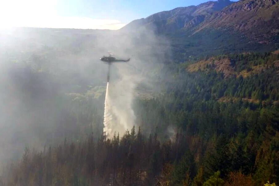 Pese a los esfuerzos, el fuego en Epuyén sigue activo.