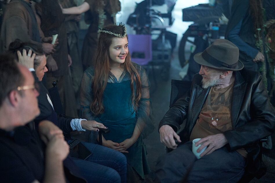 Katherine Langford con Frank Miller durante las grabaciones.