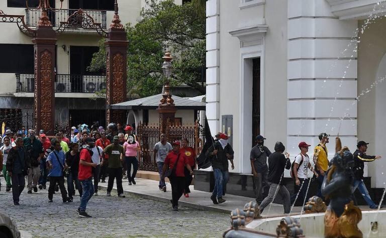El grupo que ingresó a la Asamblea Nacional, en la puerta del parlamento venezolano.