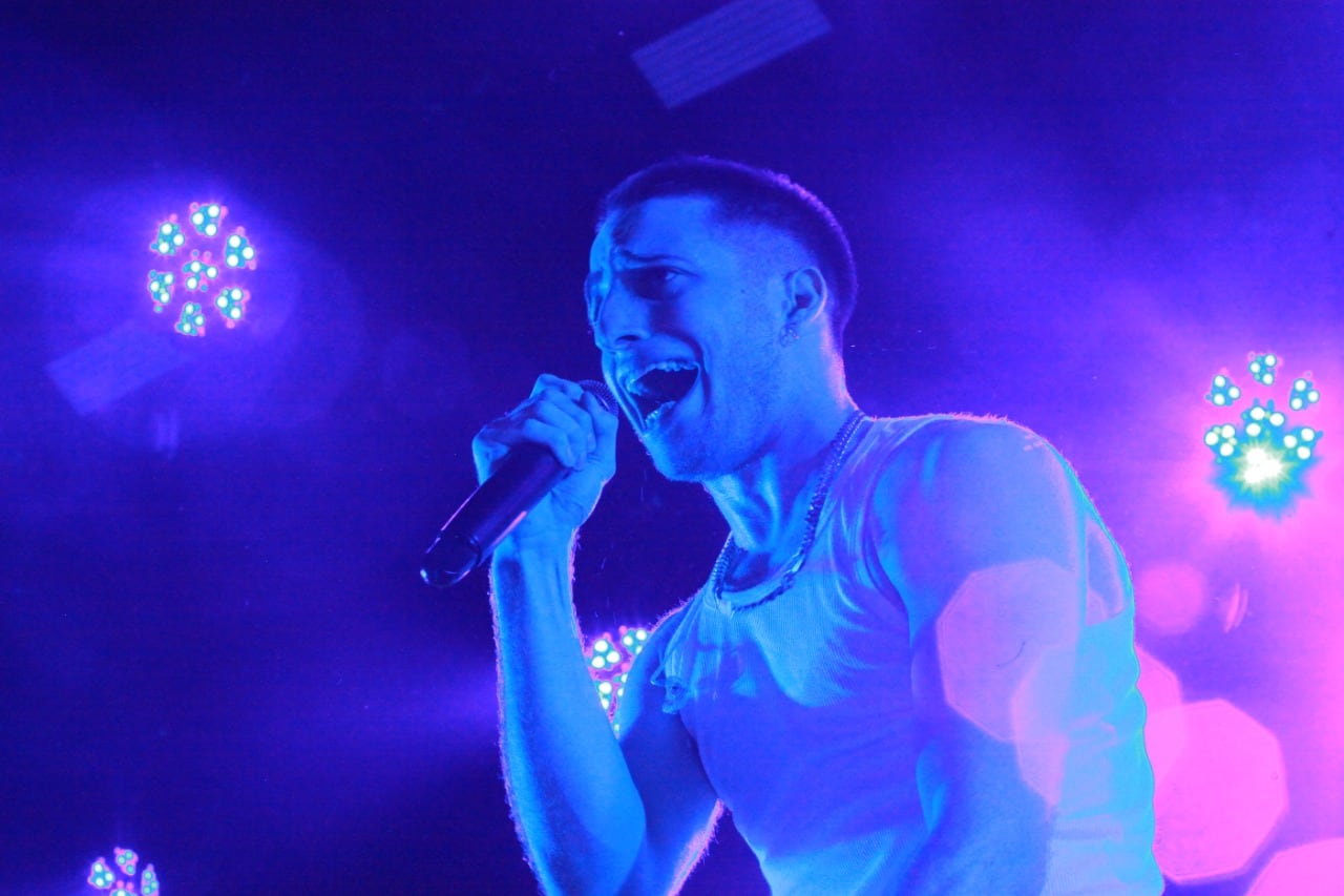 Wos mostró sus credenciales rockeras en un show de hip hop.