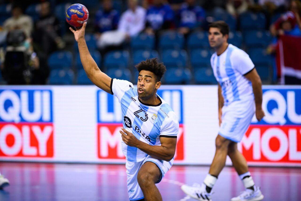 James Luis Parker con la pelota. El lateral izquierdo nació en San Nicolás de los Arroyos, hijo de madre argentina y padre estadounidense