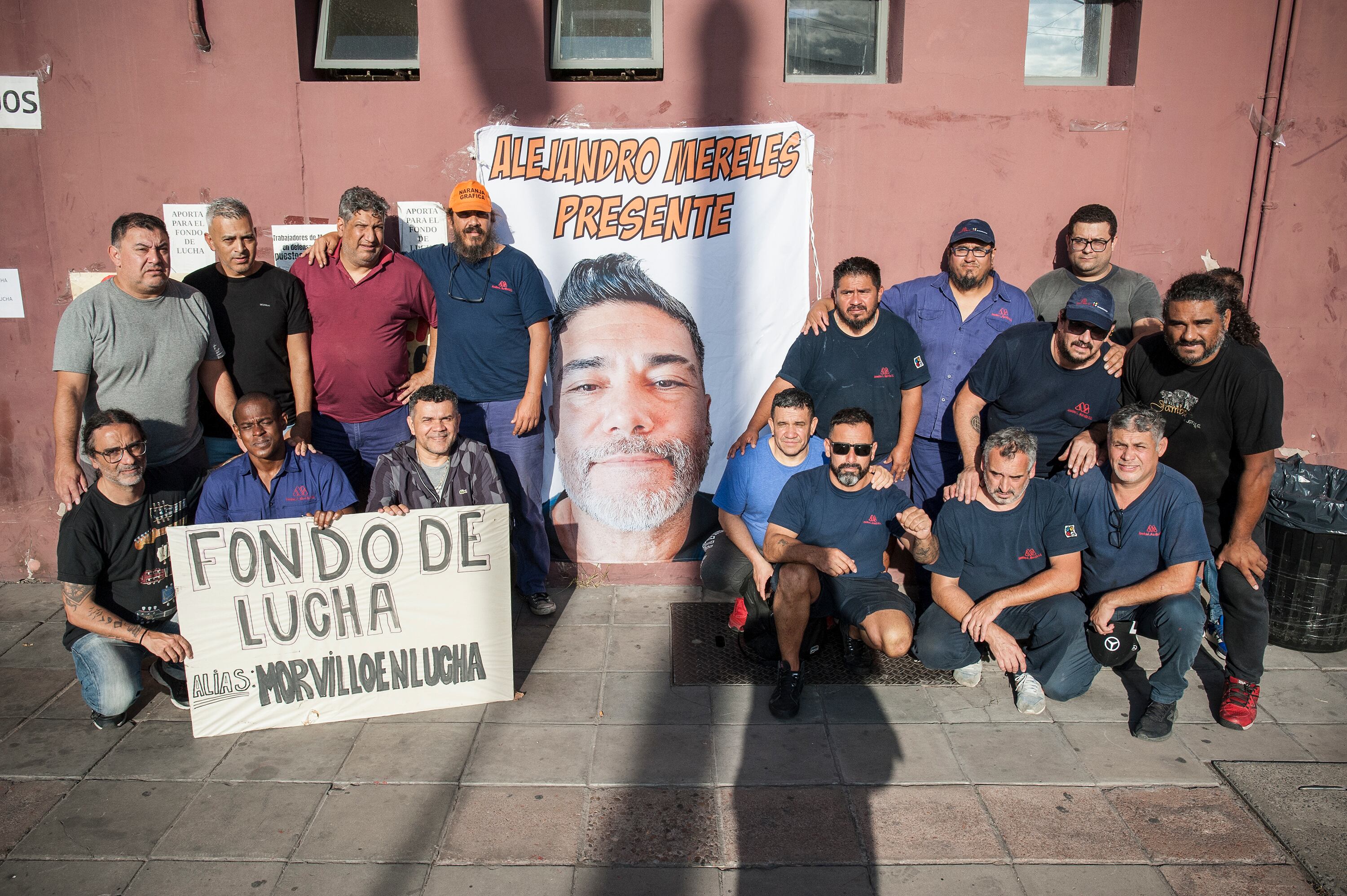 Los trabajadores de Morvillo junto al cartel que homenajea a su compañero fallecido en plena toma.