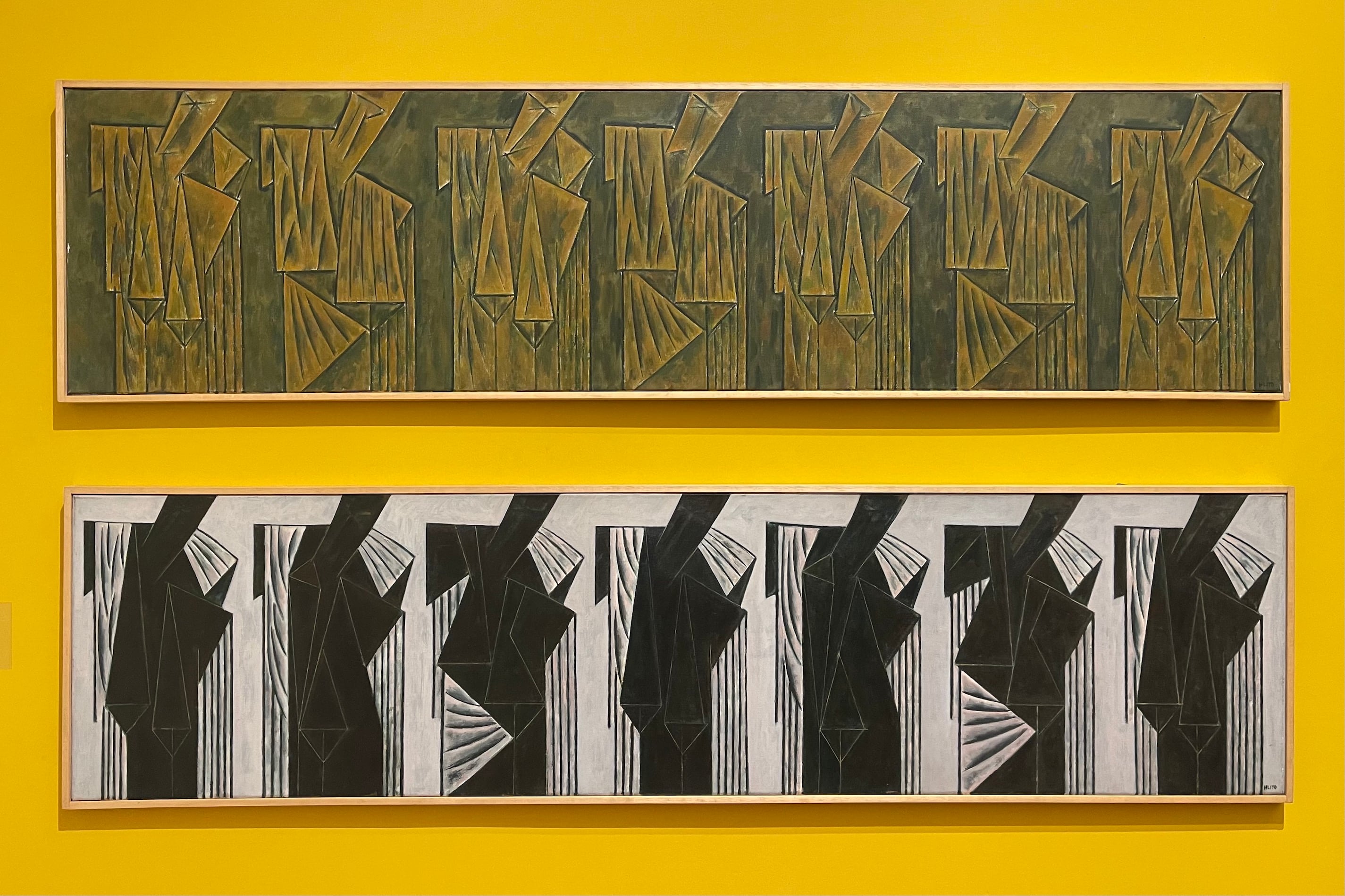 “Frisos II y III” (1985 y 86, 45 x 180 cm cada una), de Alfredo Hlito.
Abajo: Efigies, en verde (1983) y con manto rojo (1985); de Hlito. Más abajo: "Efigie observada", 1992, de Hlito.