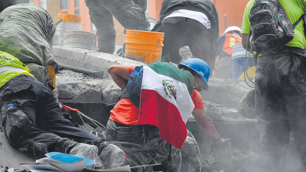 En los rescates no hay gritos ni confusión, sino una suerte de orden espontáneo.