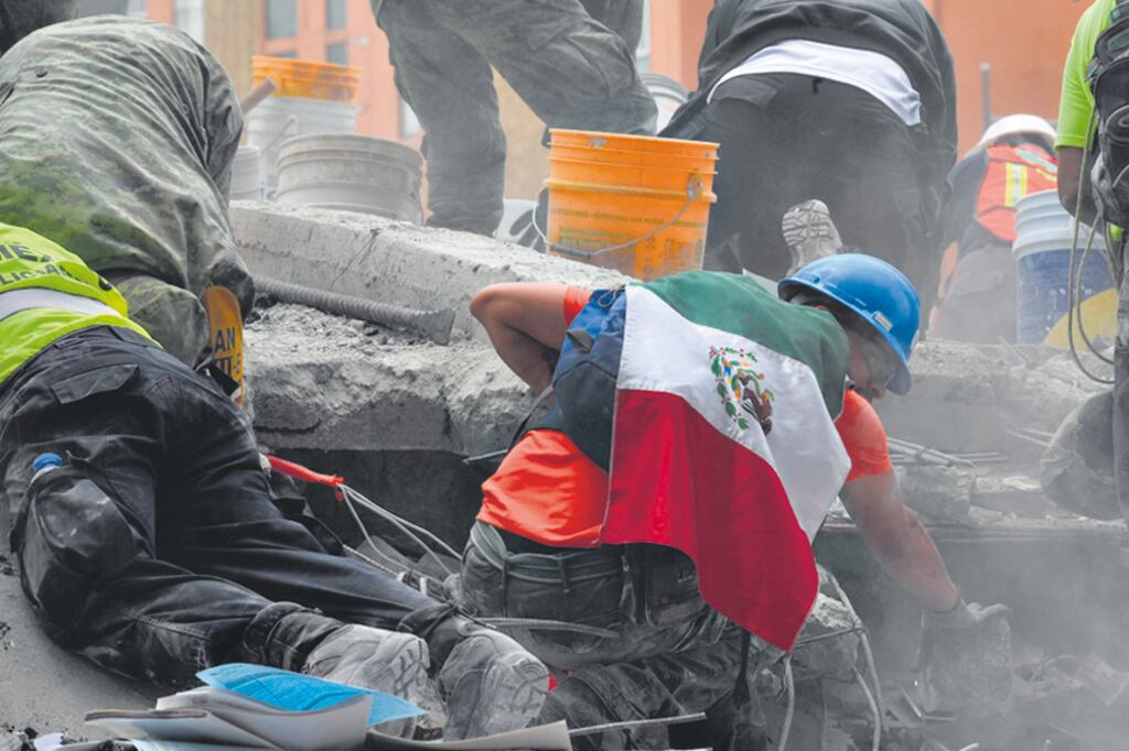 En los rescates no hay gritos ni confusión, sino una suerte de orden espontáneo.