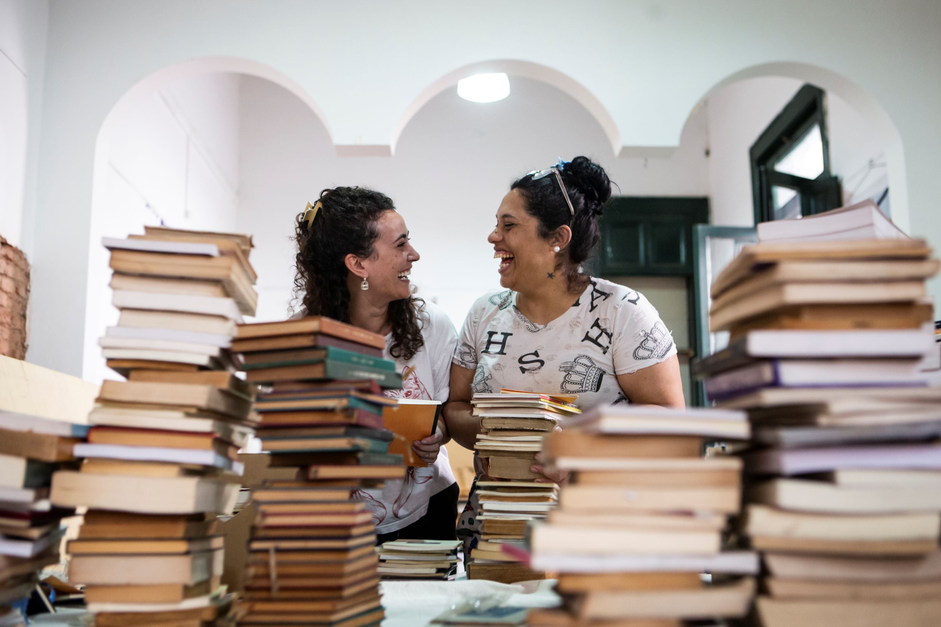 Dos integrantes del Colectivo Yo No Fui trabajan en la preparación del Encuentro Justicias Alternativas