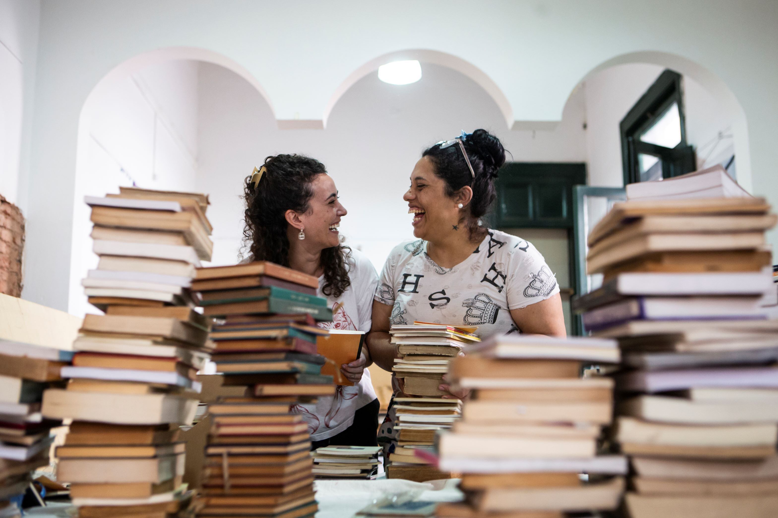 Dos integrantes del Colectivo Yo No Fui trabajan en la preparación del Encuentro Justicias Alternativas