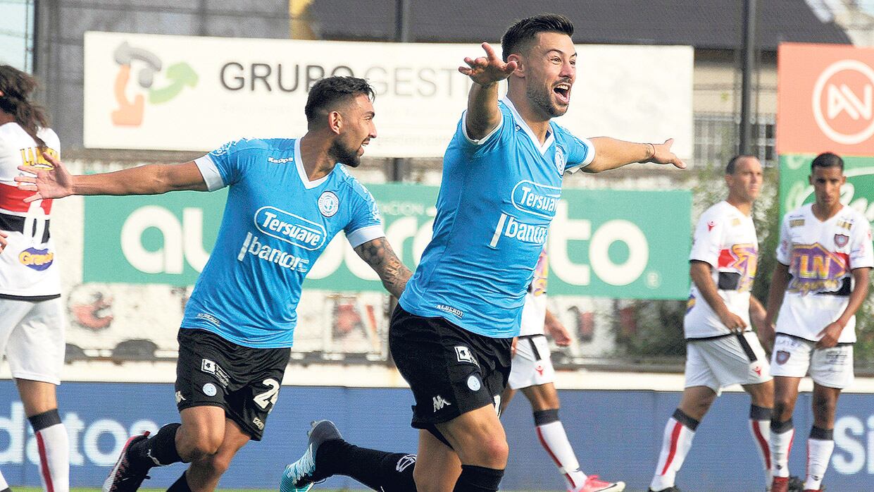 Lértora sale disparado a festejar su gol junto a Godoy. Lo sufren Matos y Chacarita.