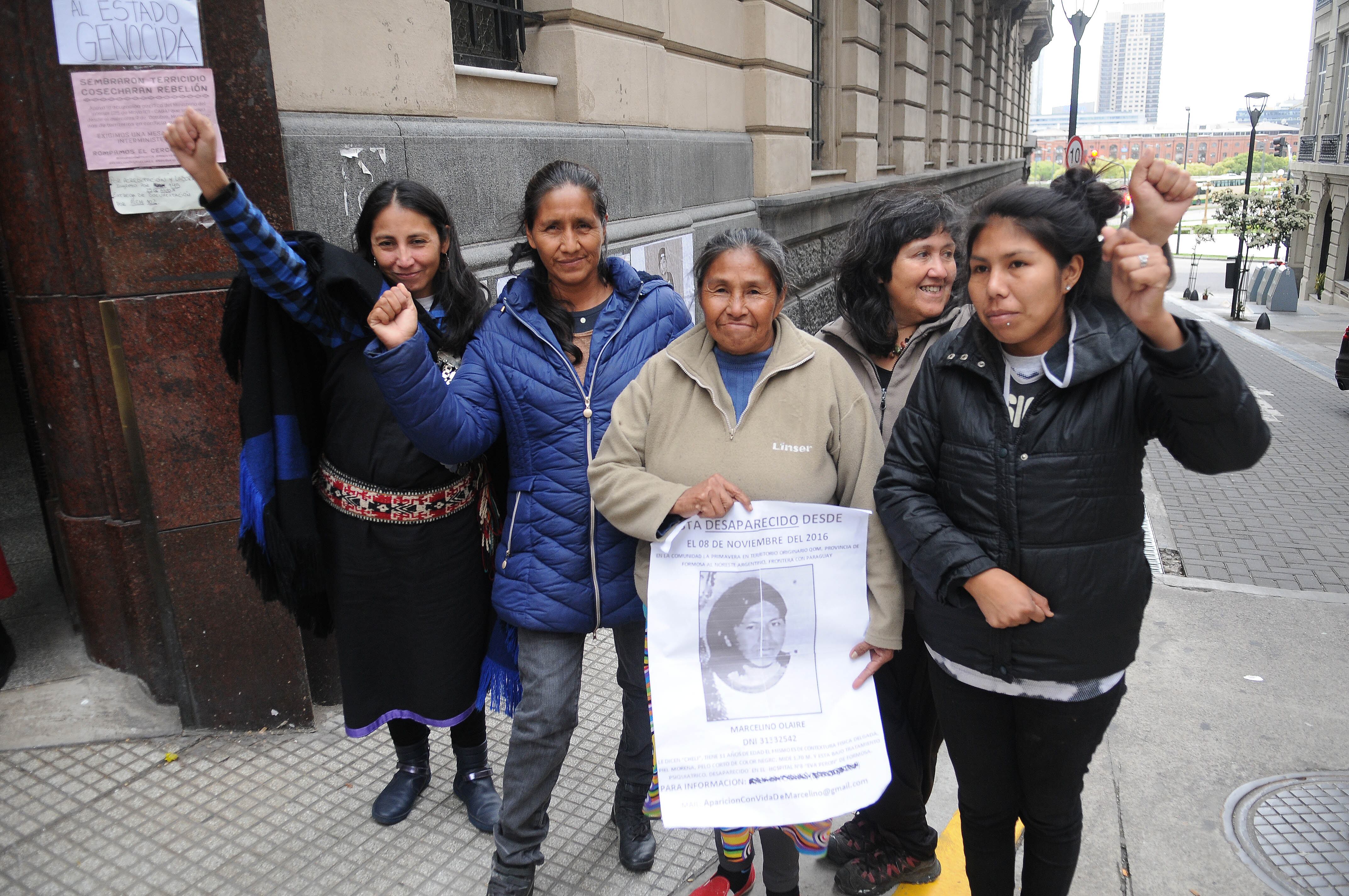 Madre y hermana del desaparecido Marcelino Olaire y voceras de las mujeres indígenas en la vereda del ministerio del Interior cuyo ingreso mantienen ocupado