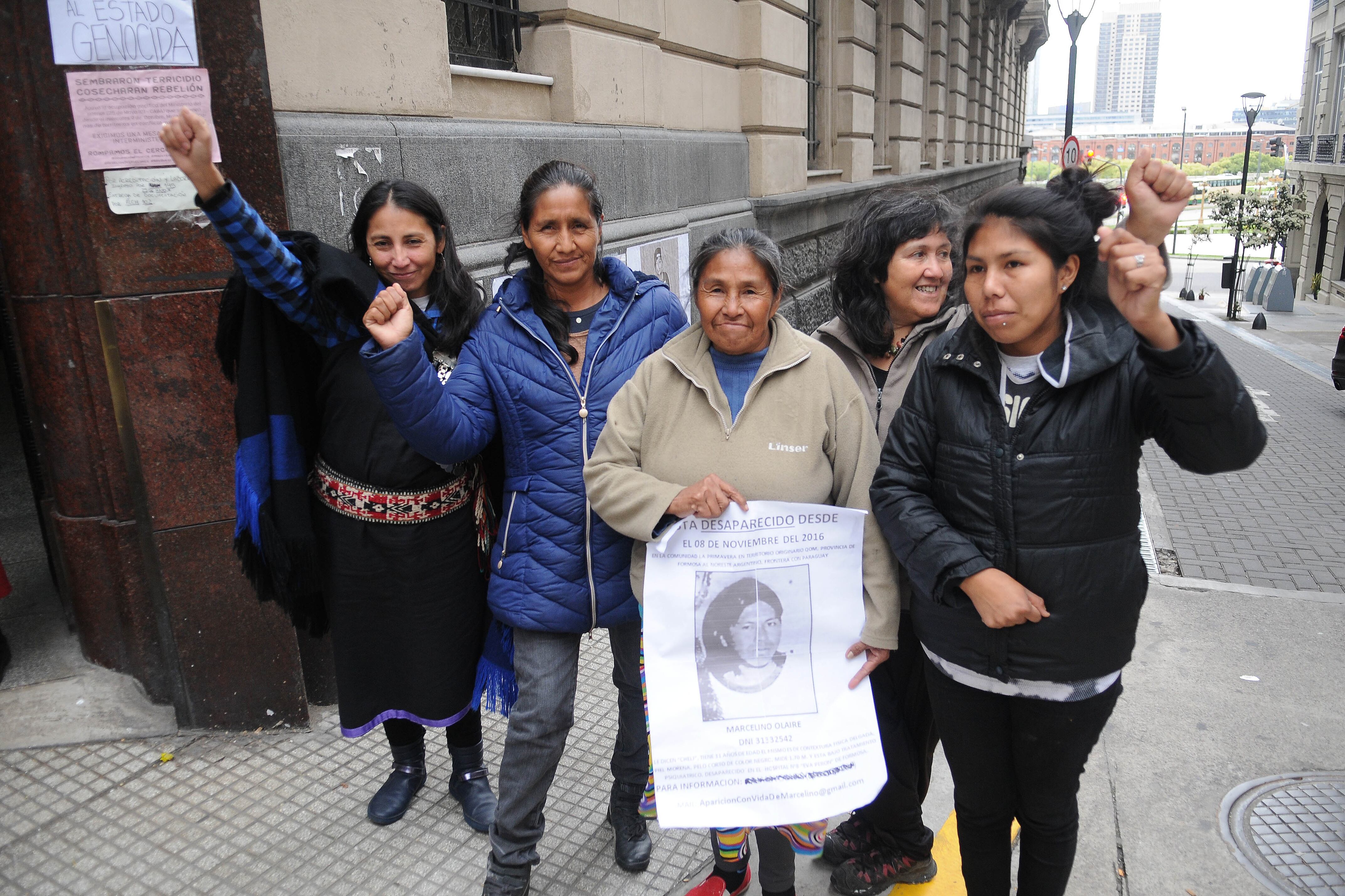 Madre y hermana del desaparecido Marcelino Olaire y voceras de las mujeres indígenas en la vereda del ministerio del Interior cuyo ingreso mantienen ocupado