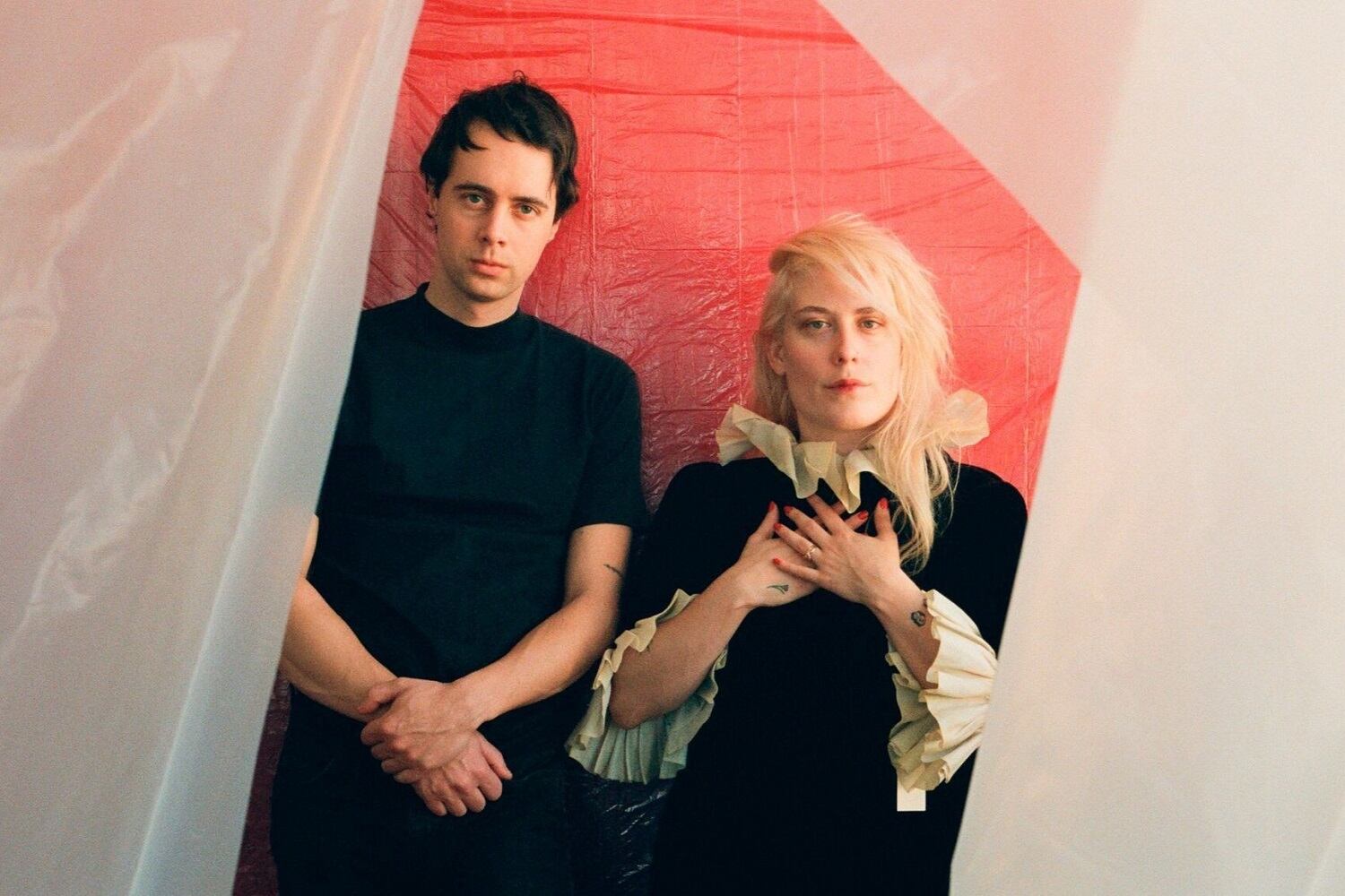 "Nuestras canciones no son terapéuticas ni sirven de ayuda", se desprenden. "Traemos escapismo: experiencias para vivir fuera de tu cuerpo"