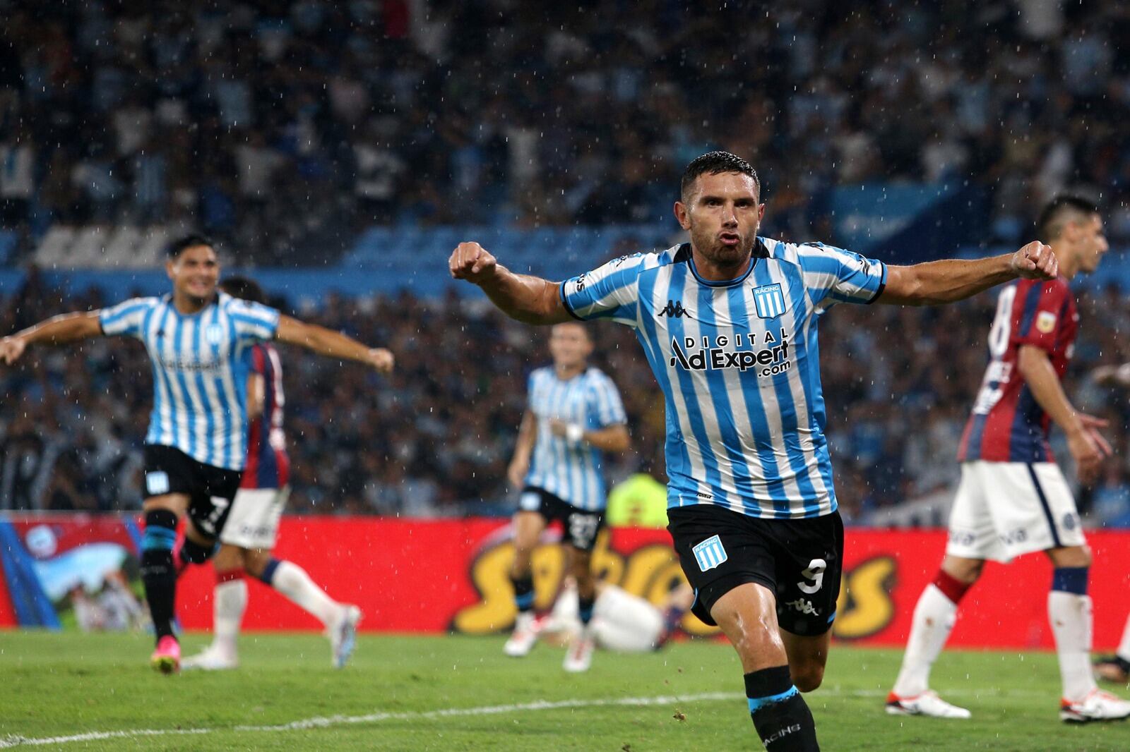 Adrián Martínez festeja el primero de sus dos goles en el Cilindro.