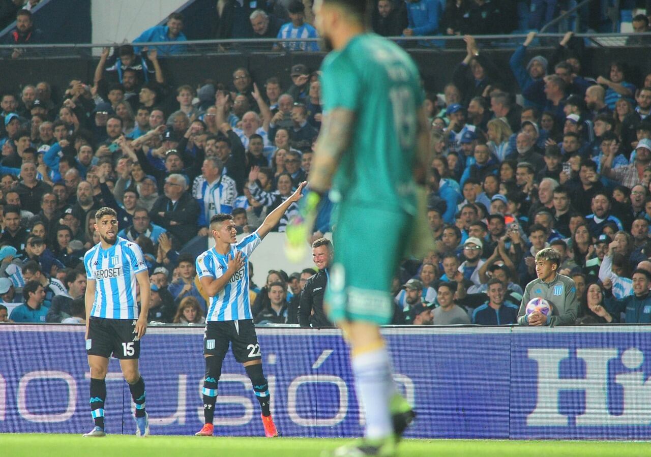 Charly Alcaraz festeja el primero de Racing. Lo que vino después, de novela.