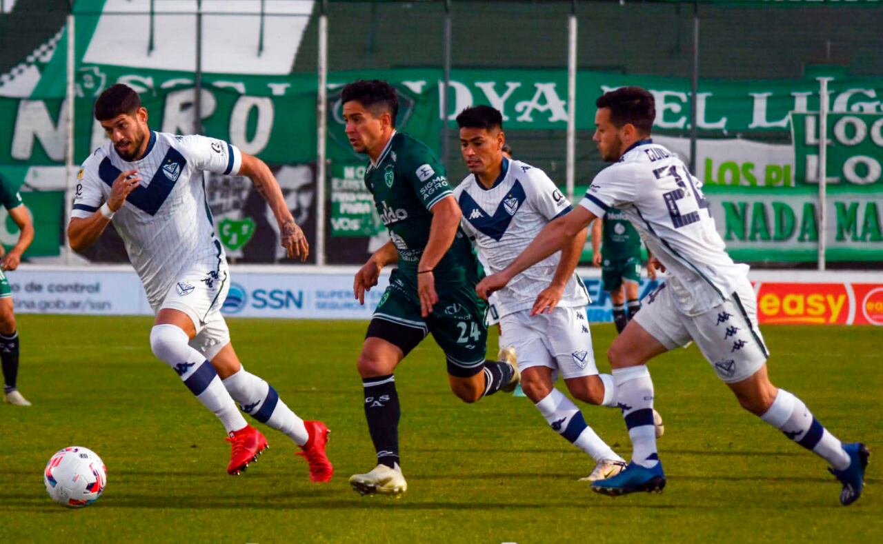 Lautaro Montoya es perseguido por tres rivales de Vélez