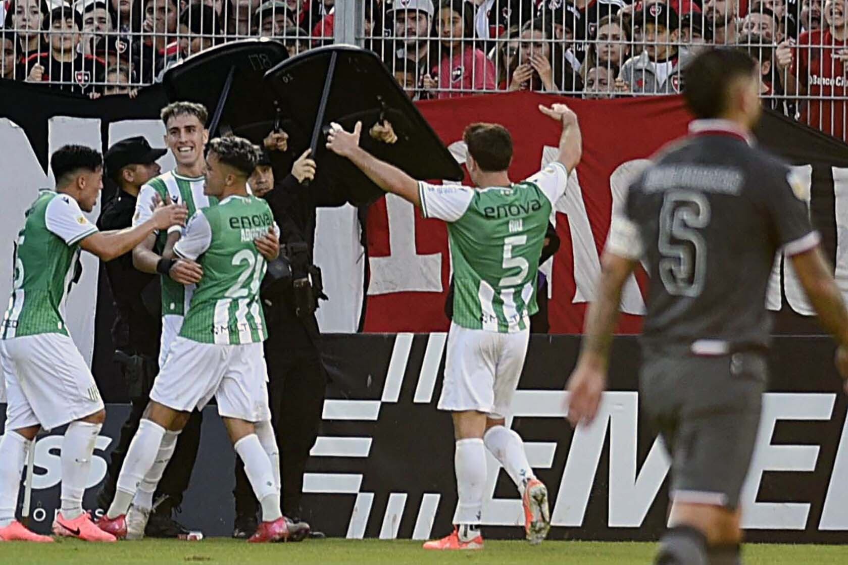 Los jugadores de Banfield festejan el gol de Auzmendi