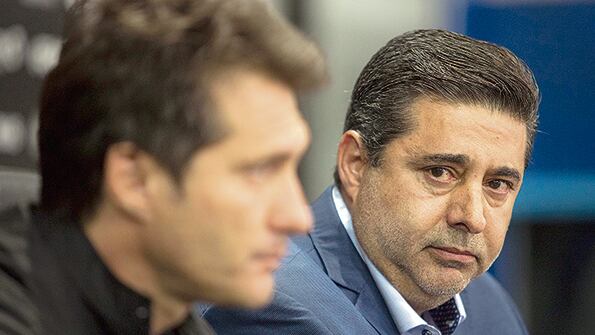 Barros Schelotto y Daniel Angelici se despidieron ayer ante la prensa.