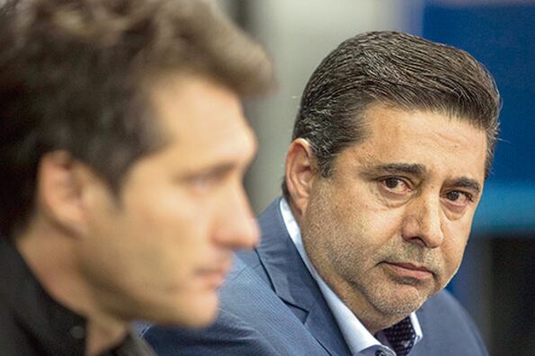 Barros Schelotto y Daniel Angelici se despidieron ayer ante la prensa.