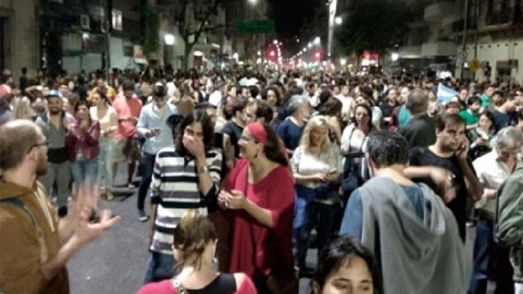 Escena de un cacerolazo, algo que habría sido una provocación en estas horas.