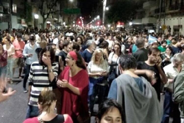 Escena de un cacerolazo, algo que habría sido una provocación en estas horas.