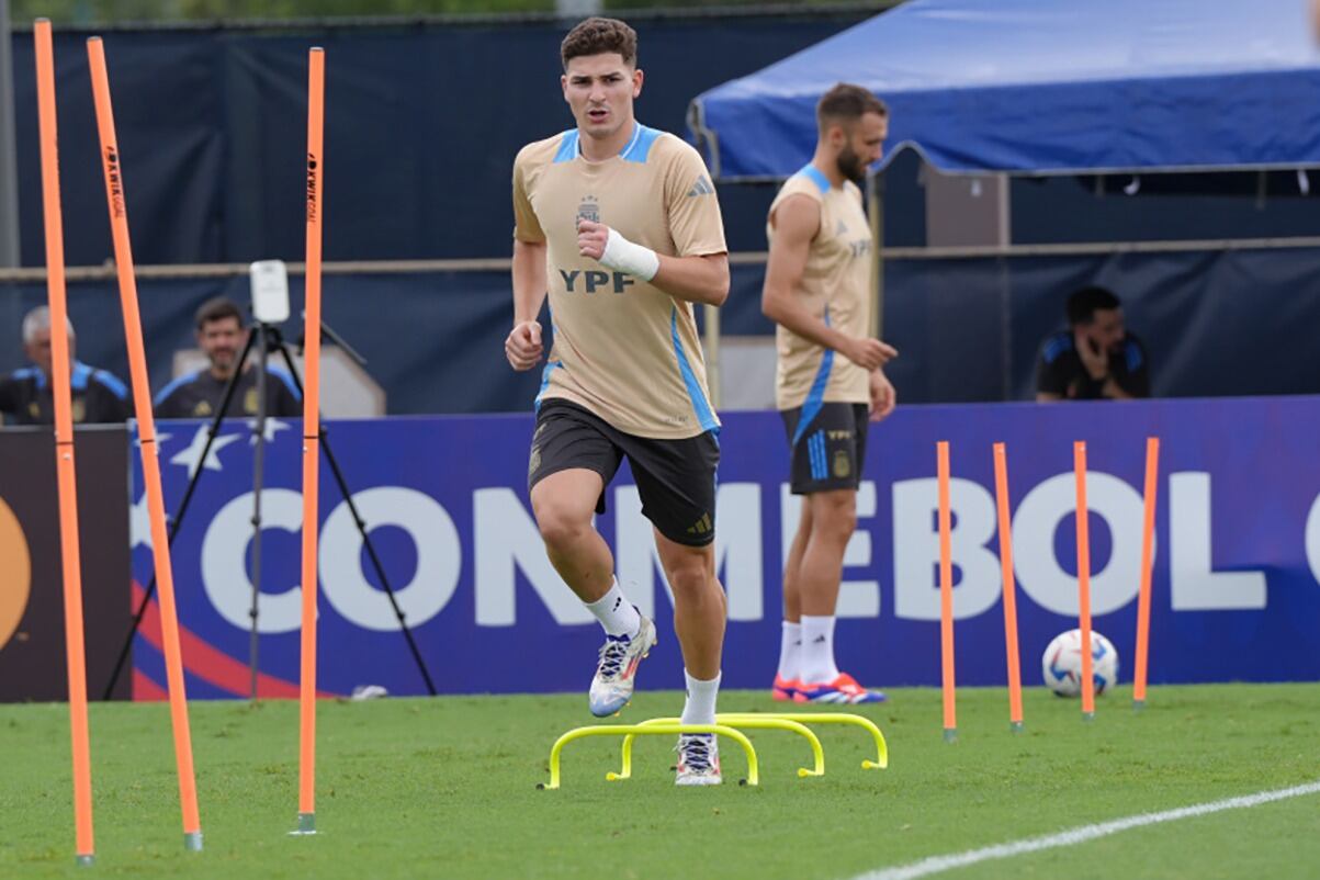 Julián Alvarez trabajó con la Selección bajo el intenso calor de Houston